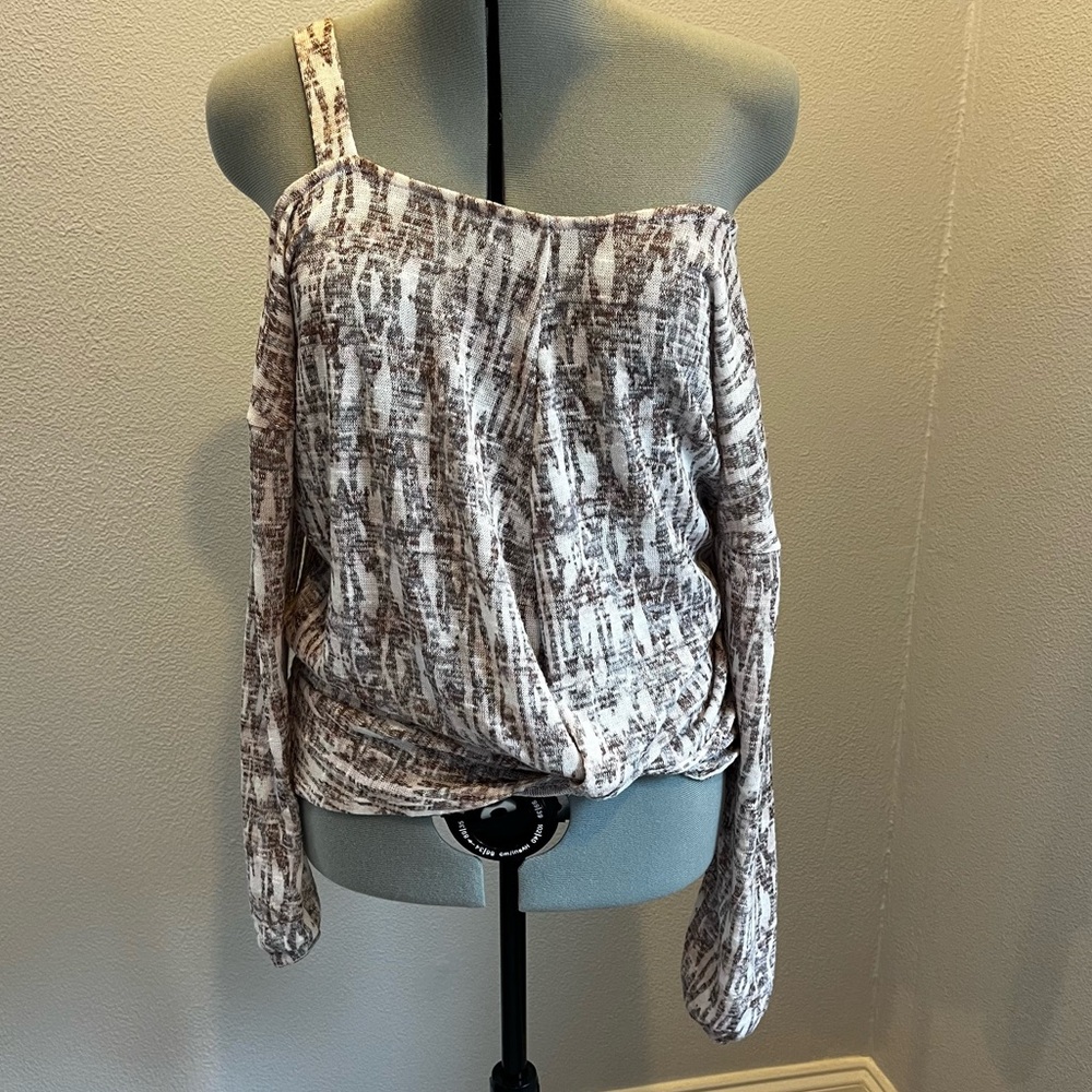 Buckle cold shoulder blouse “Daytrip” size M EUC! 🩷